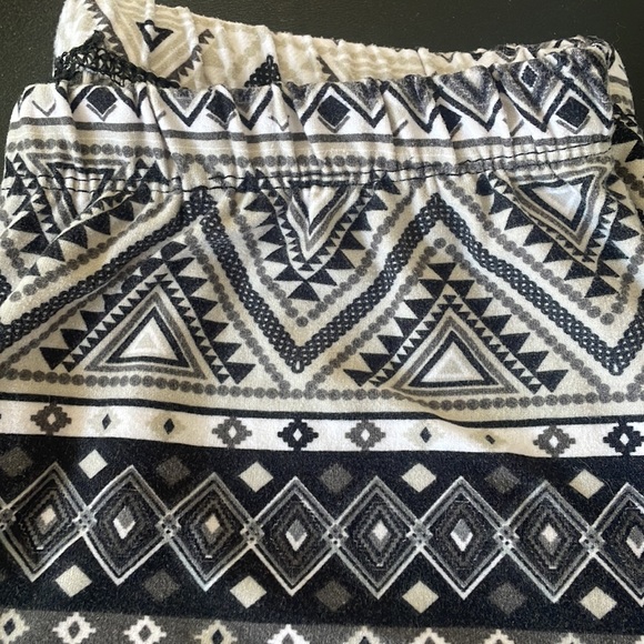 Super soft leggings, Aztec looking print, excellent condition. Natural colors - Picture 3 of 4